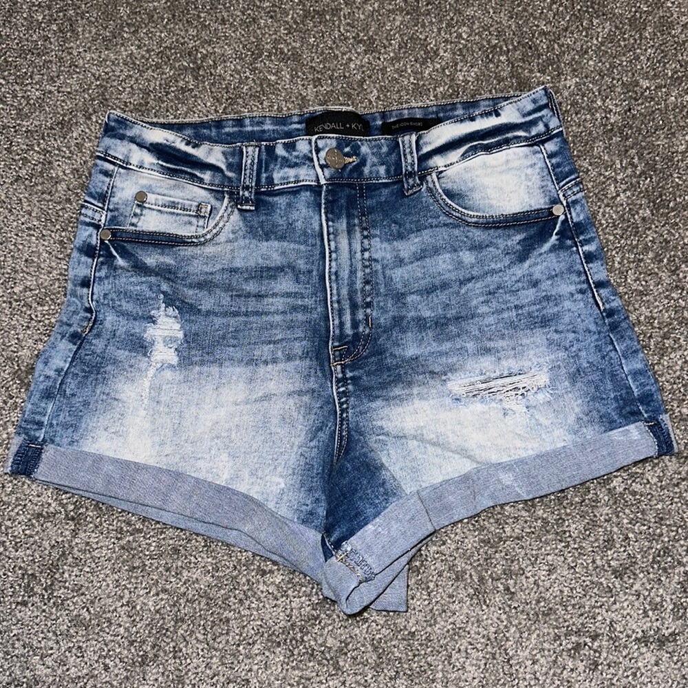 Size 7, Kendall & Kylie “the icon short”, acid wash